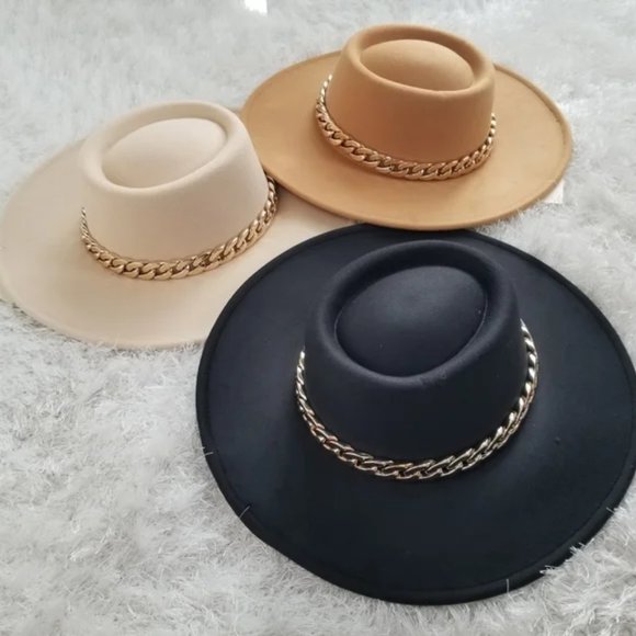 WIde BRIM FASHION HAT W/ CHAIN ACCENT